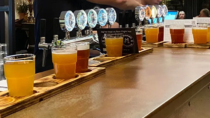 Öl som tappas från fat.