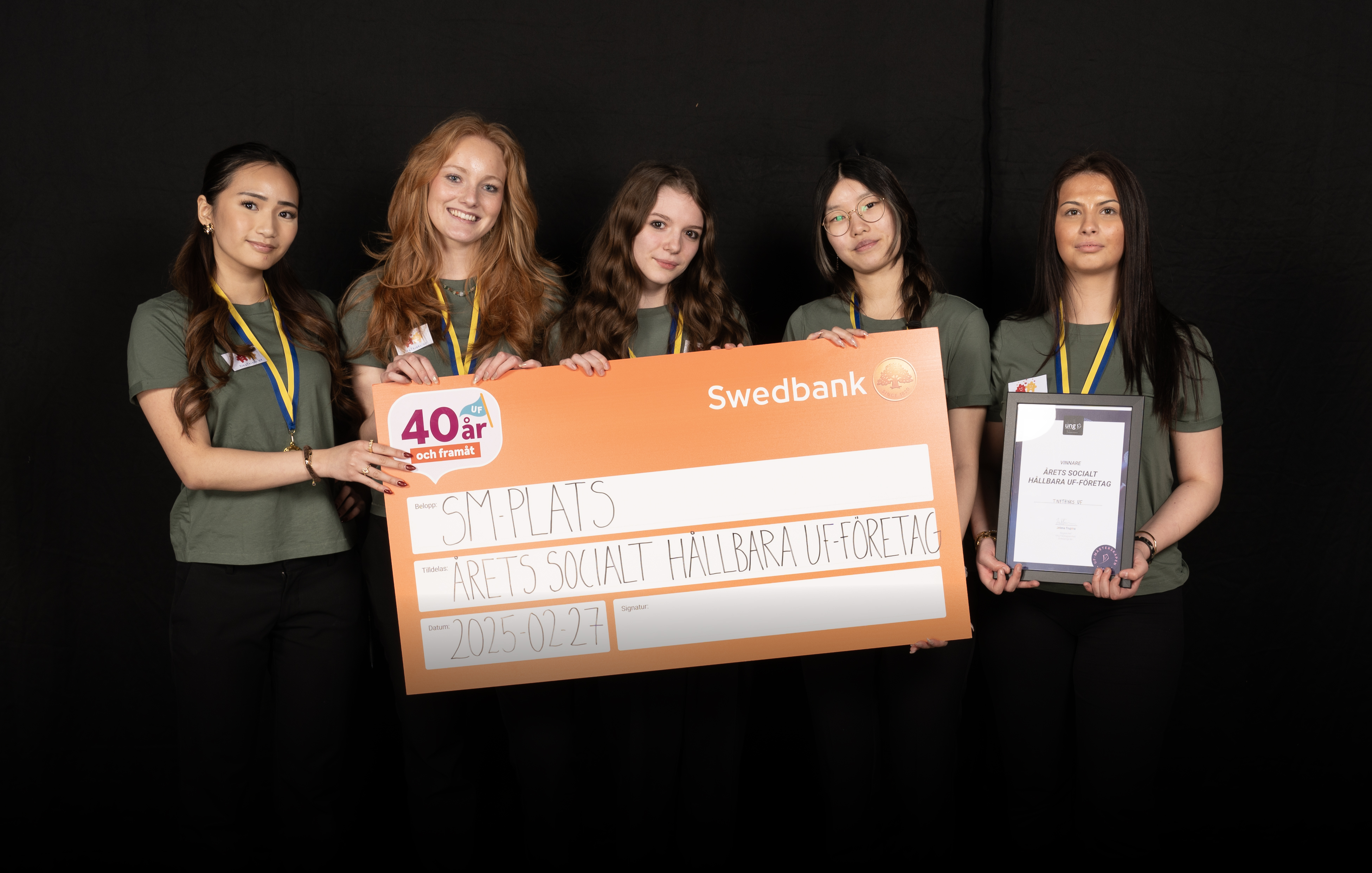 Foto av Ung Företagsamhet. Fotot visar de elever som vann priset Årets socialt hållbara UF-företag.