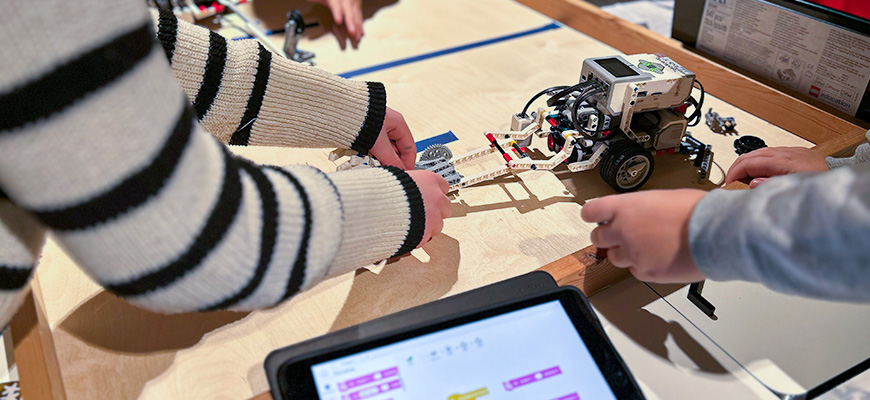 Barn som programmerar en robot i Teknikcenter på höstlovsaktivitet.