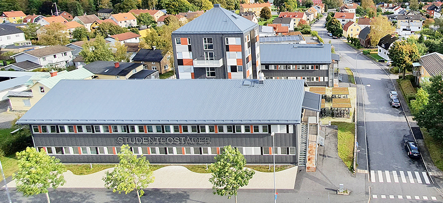 Ett flygfoto på de tre husen med studentlägenheter.