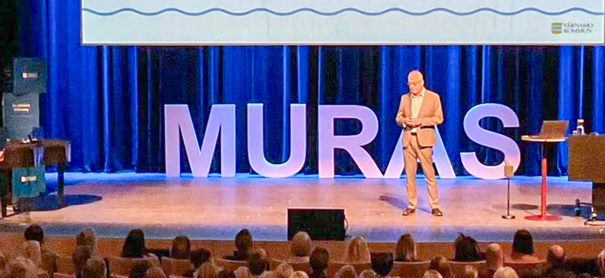 PG Wettsjö föreläser för kommunanställda i auditoriet i Gummifabriken.