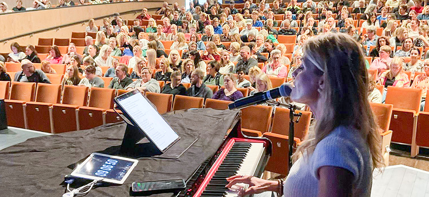 Cilla Hector stod för musikunderhållningen och höjde stämningen rejält i Auditoriet.